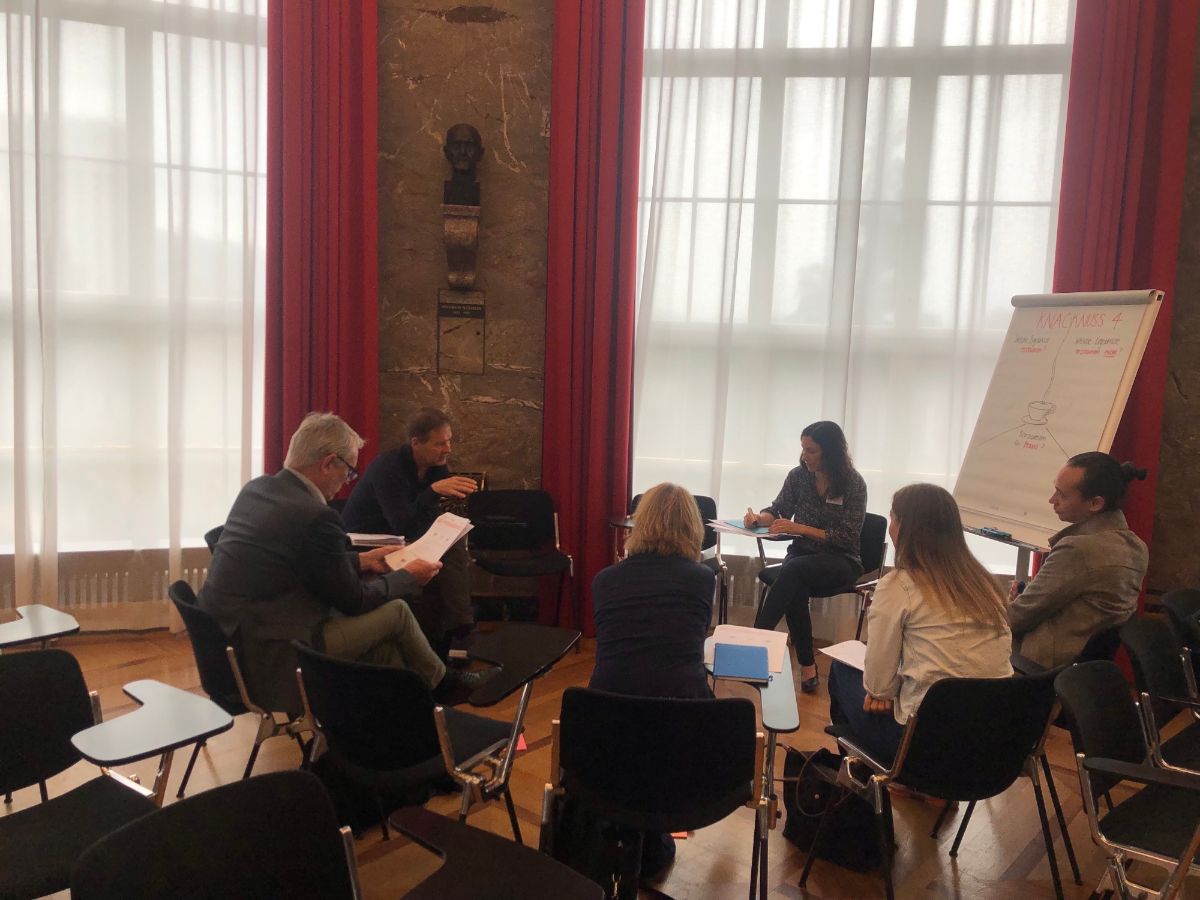 Gruppe im World Café mit Andrea Wullschleger